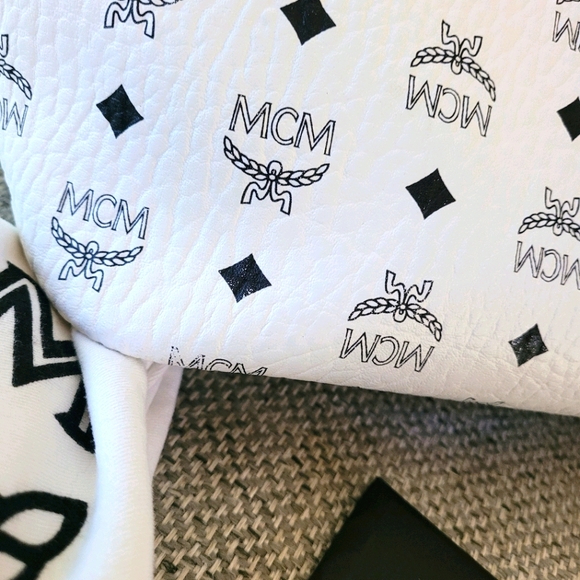 MCM Moments Anya Tote w/Bunny Charm - Picture 5 of 14